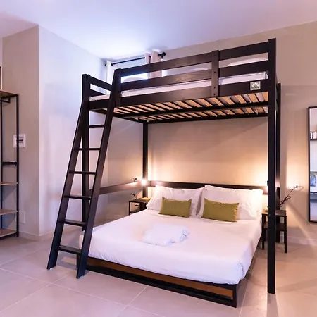 Tiny Daisy House アパート ナポリ